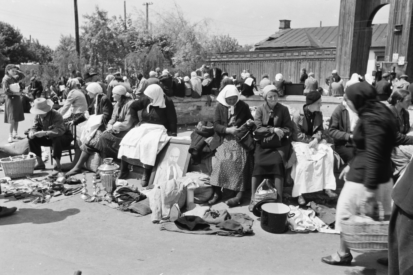 Ukrajna, Kijev, Galíciai tér / Halicka ploscsa (ekkor 1905-ös felkelés tere), piac., 1942, Konok Tamás id, piac, szamovár, Tarasz Sevcsenko-ábrázolás, Fortepan #43073