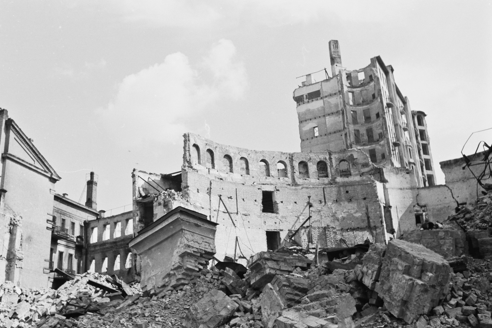 Ukraine, Kyiv, Architektora Horodeckoho (Karl Marksa, eredetileg Nyikolajevszkaja) utca, Hippo-palota, cirkusz, háttérben a Ginzburg toronyház romjai., 1942, Konok Tamás id, war damage, second World War, damaged building, Fortepan #43076