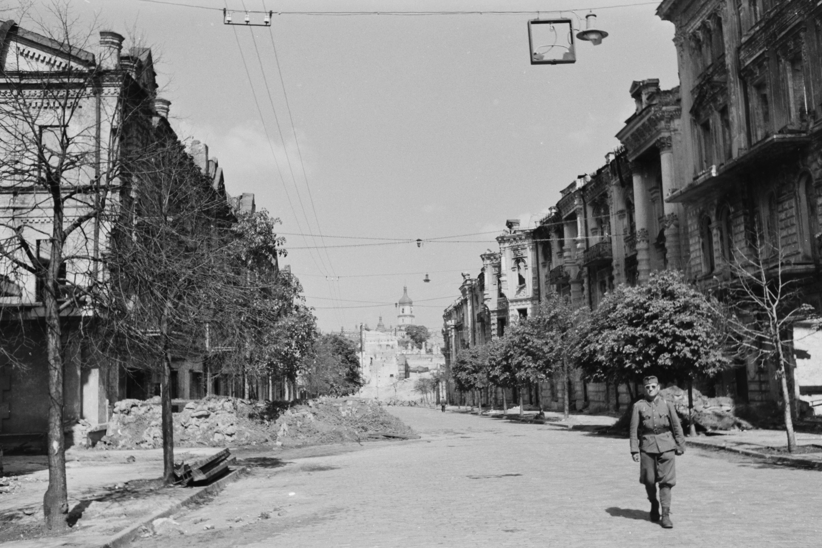Ukraine, Kyiv, Architektora Horodeckoho (Karl Marksa, eredetileg Nyikolajevszkaja) utca a Hrescsatik sugárút felé nézve, háttérben a Szent Szófia székesegyház harangtornya., 1942, Konok Tamás id, war damage, light, street view, second World War, shades, damaged building, Fortepan #43077