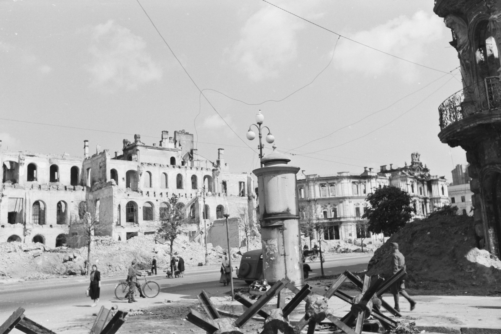 Ukraine, Kyiv, a Hrescsatik sugárút felrobbantott épületei, balra a Grand Hotel, szemben a városháza romjai., 1942, Konok Tamás id, war damage, street view, second World War, ad pillar, damaged building, road block, anti-tank obstacles, Fortepan #43078