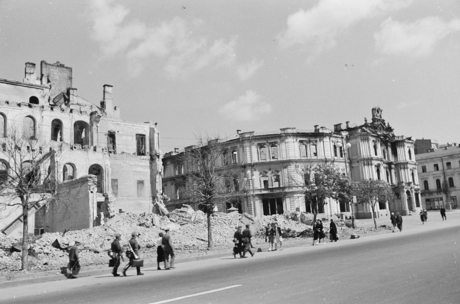 Ukraine, Kyiv, a Hrescsatik sugárút felrobbantott épületei a Függetlenség terénél (Majdan Nezalezsnosztyi, ekkor Kalinyin tér), szemben a Városháza romjai., 1942, Konok Tamás id, war damage, second World War, damaged building, Fortepan #43079