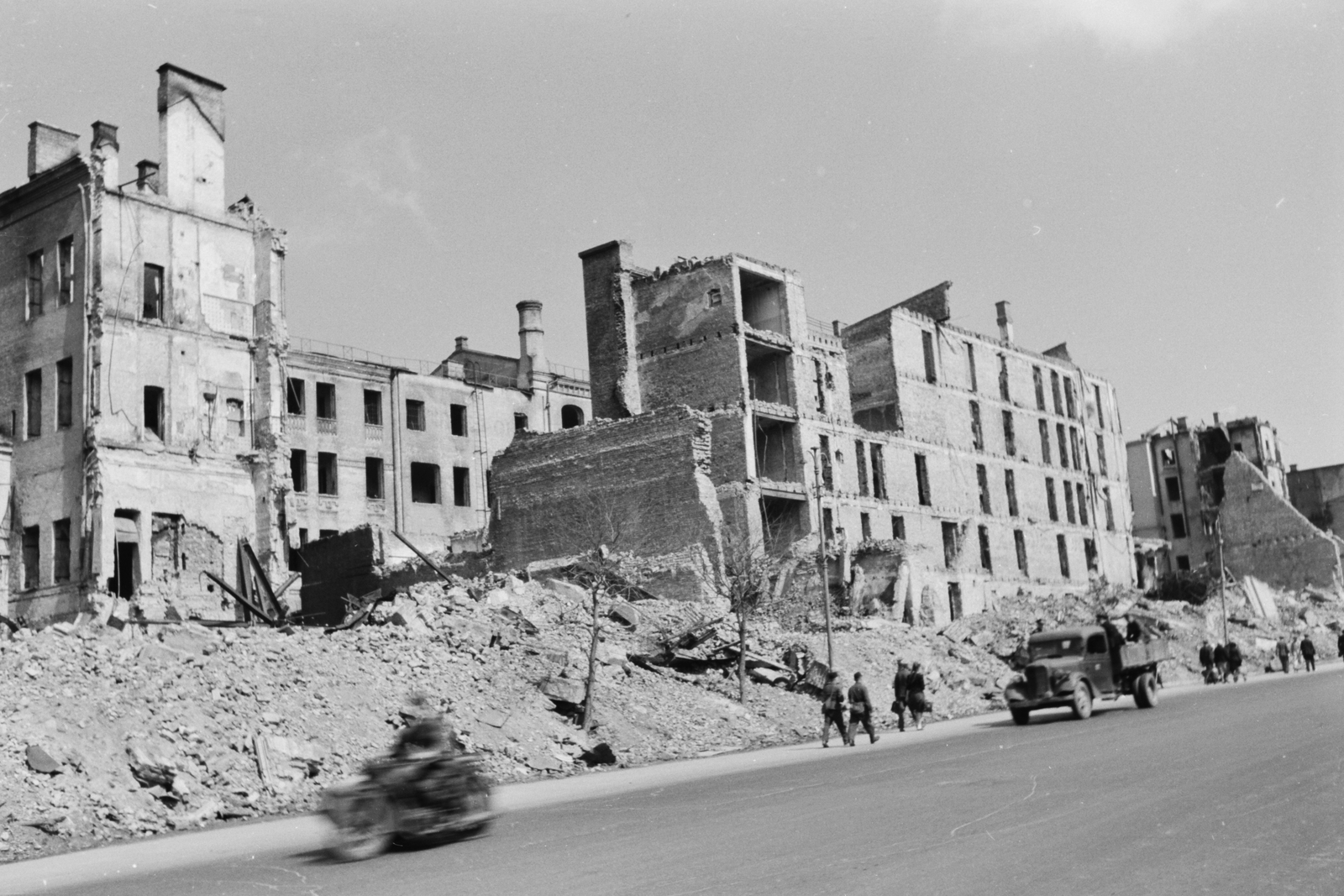 Ukraine, Kyiv, a Hrescsatik sugárút felrobbantott épületei., 1942, Konok Tamás id, war damage, commercial vehicle, street view, damaged building, Fortepan #43081