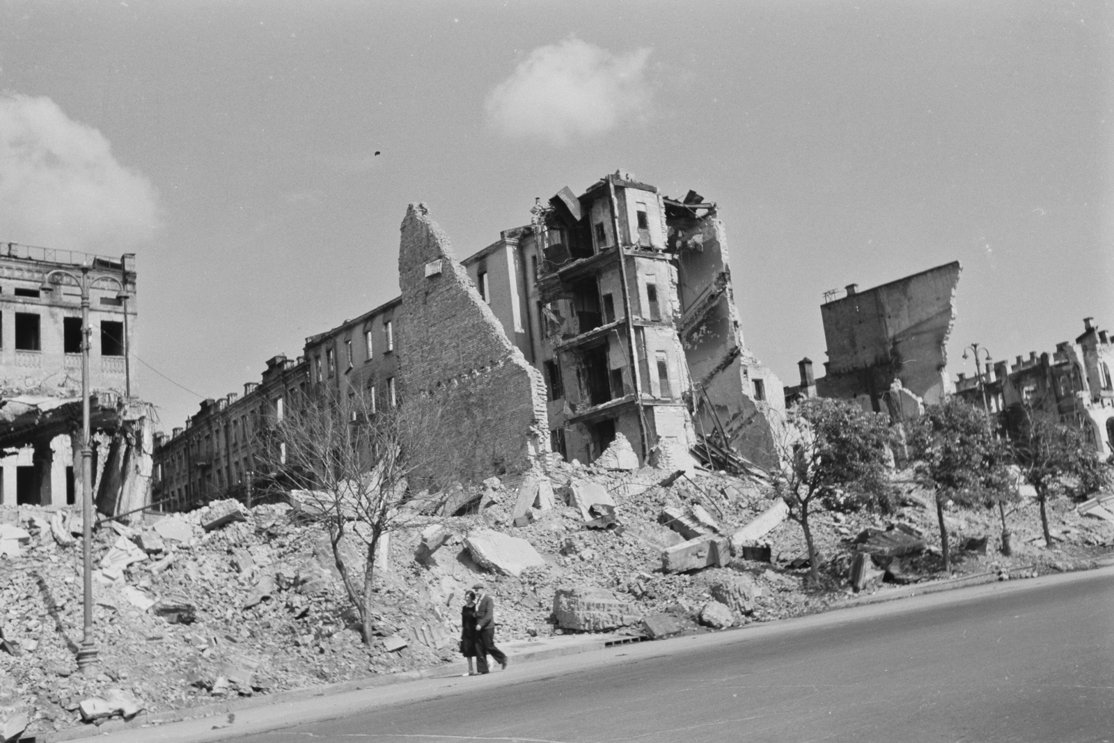 Ukraine, Kyiv, a Hrescsatik sugárút felrobbantott épületei, a Főposta és Hírközlési Népbiztosság romjai., 1942, Konok Tamás id, war damage, damaged building, Fortepan #43083
