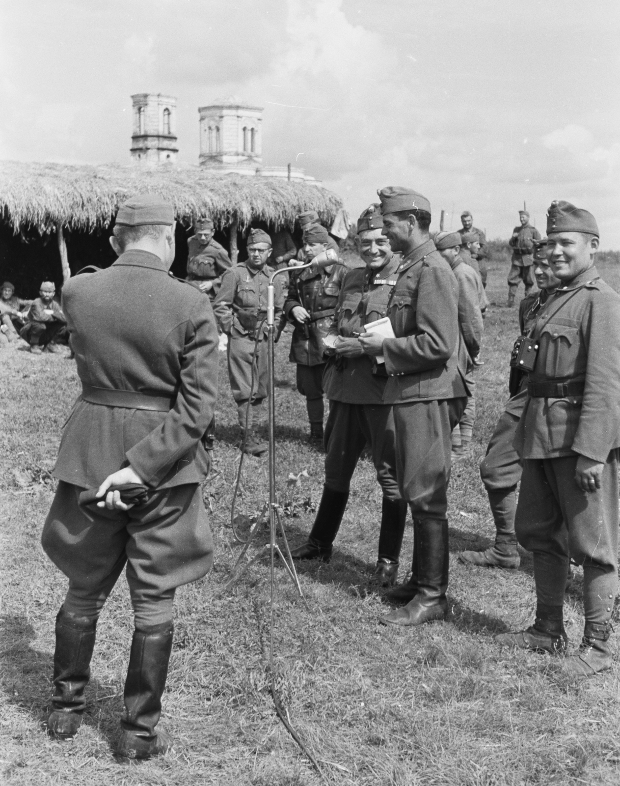 Oroszország, Visnyevo, hadifogolytábor, háttérben a Szűz Mária Közbenjárása templom., 1942, Konok Tamás id, Szovjetunió, keleti front, második világháború, mikrofon, Fortepan #43087