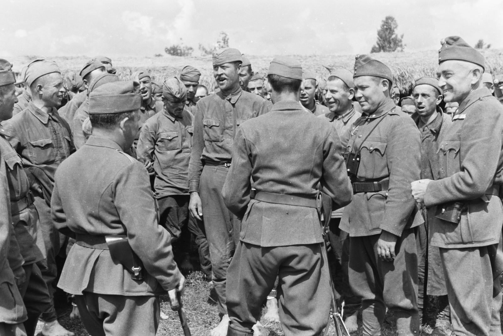 Russia, Vishnevo, hadifogolytábor, magyar katonák szovjet hadifoglyokkal., 1942, Konok Tamás id, Soviet Union, eastern front, second World War, prisoner of war, Soviet soldier, war correspondent, side cap, Fortepan #43088