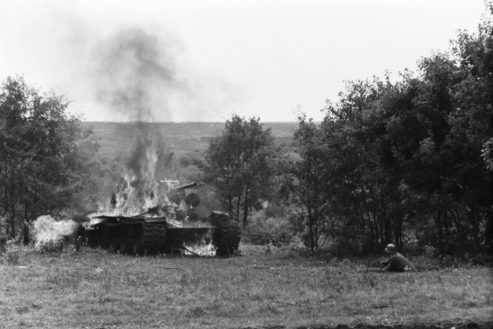 A szovjet hadsereg KV-1 típusú nehéz harckocsija., 1942, Konok Tamás id, Soviet brand, tank, second World War, wreck, fire, Fortepan #43093
