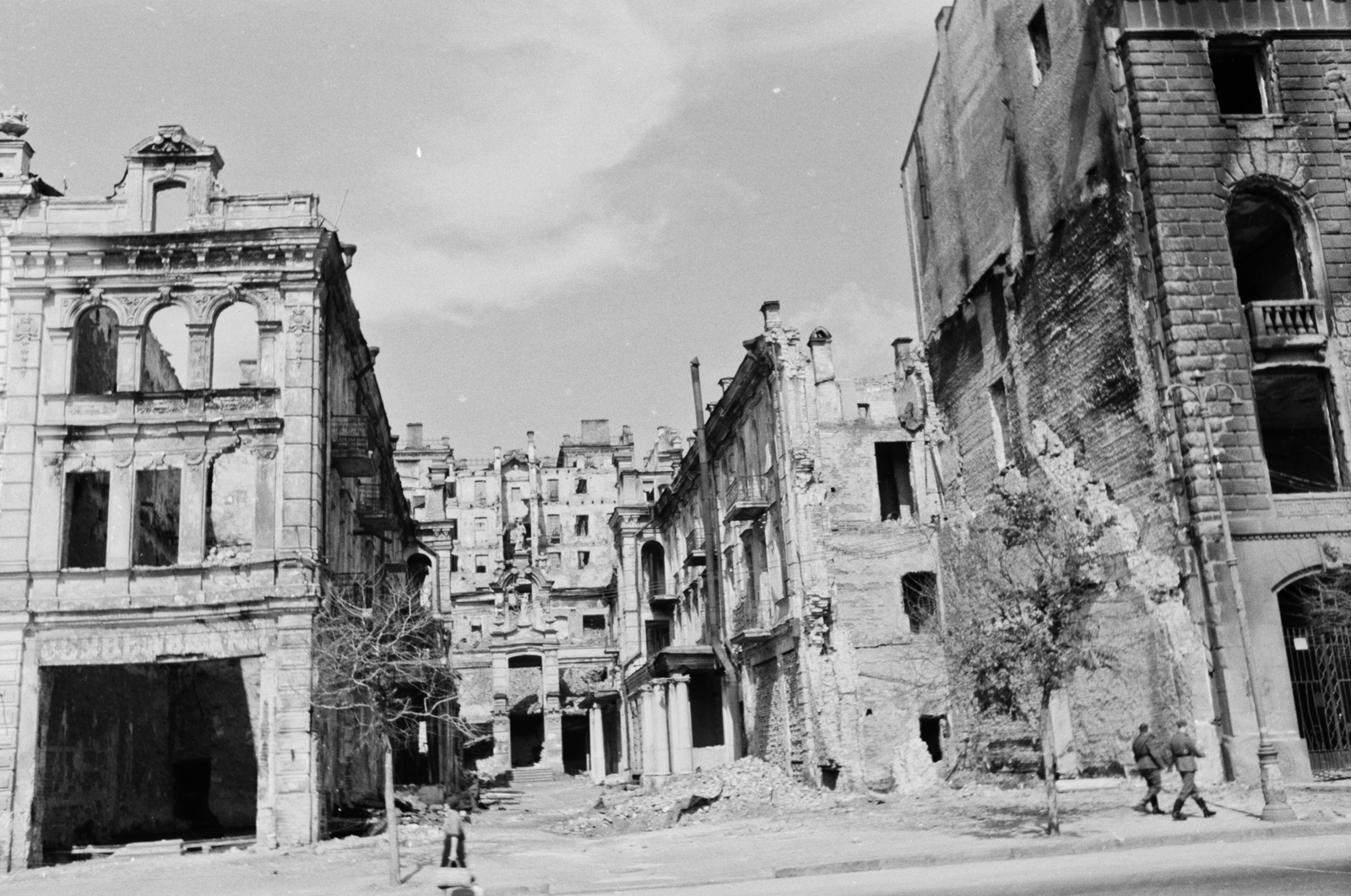 Ukraine, Kyiv, a Hrescsatik sugárút felrobbantott épületei, szemben a Kis Passzázs, jobbra a Külkereskedelmi Bank romjai., 1942, Konok Tamás id, war damage, damaged building, Fortepan #43098
