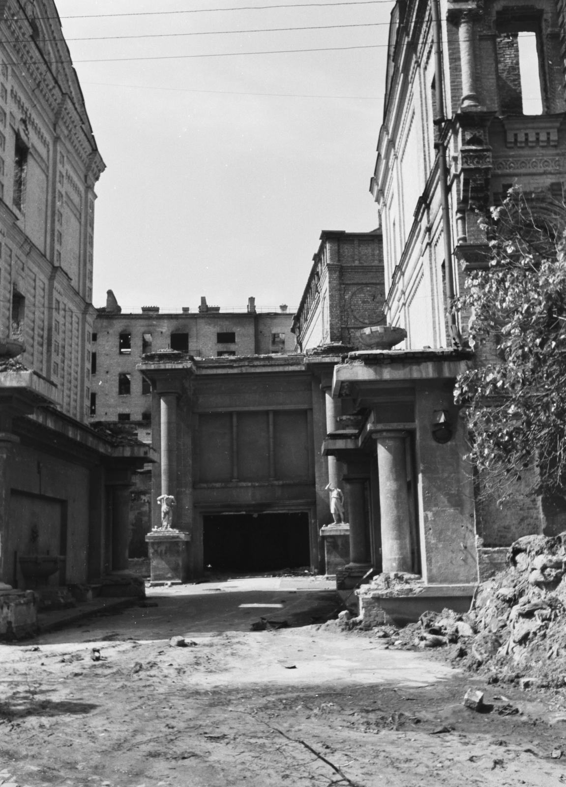 Ukraine, Kyiv, Architektora Horodeckoho (Karl Marksa, eredetileg Nyikolajevszkaja) utca romos épületei., 1942, Konok Tamás id, war damage, damaged building, Fortepan #43113