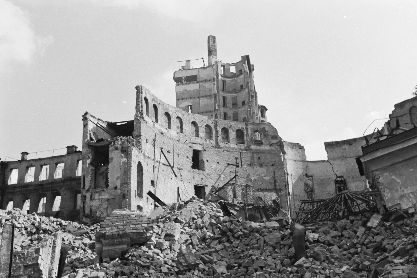 Ukraine, Kyiv, Architektora Horodeckoho (Karl Marksa, eredetileg Nyikolajevszkaja) utca, Hippo-palota, cirkusz, háttérben a Ginzburg toronyház romjai., 1942, Konok Tamás id, war damage, damaged building, Fortepan #43114