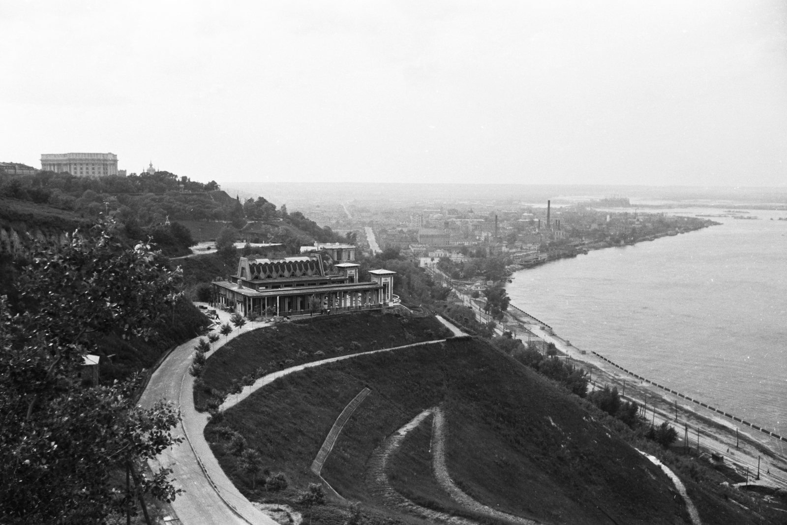 Ukrajna, Kijev, szemben a mai Hrescsatij-park, a Dnjepr-Hohe vendéglő és a Belvedere kilátó, jobbra a Dnyeper folyó., 1942, Konok Tamás id, látkép, Deutsches Kaffee, Fortepan #43119