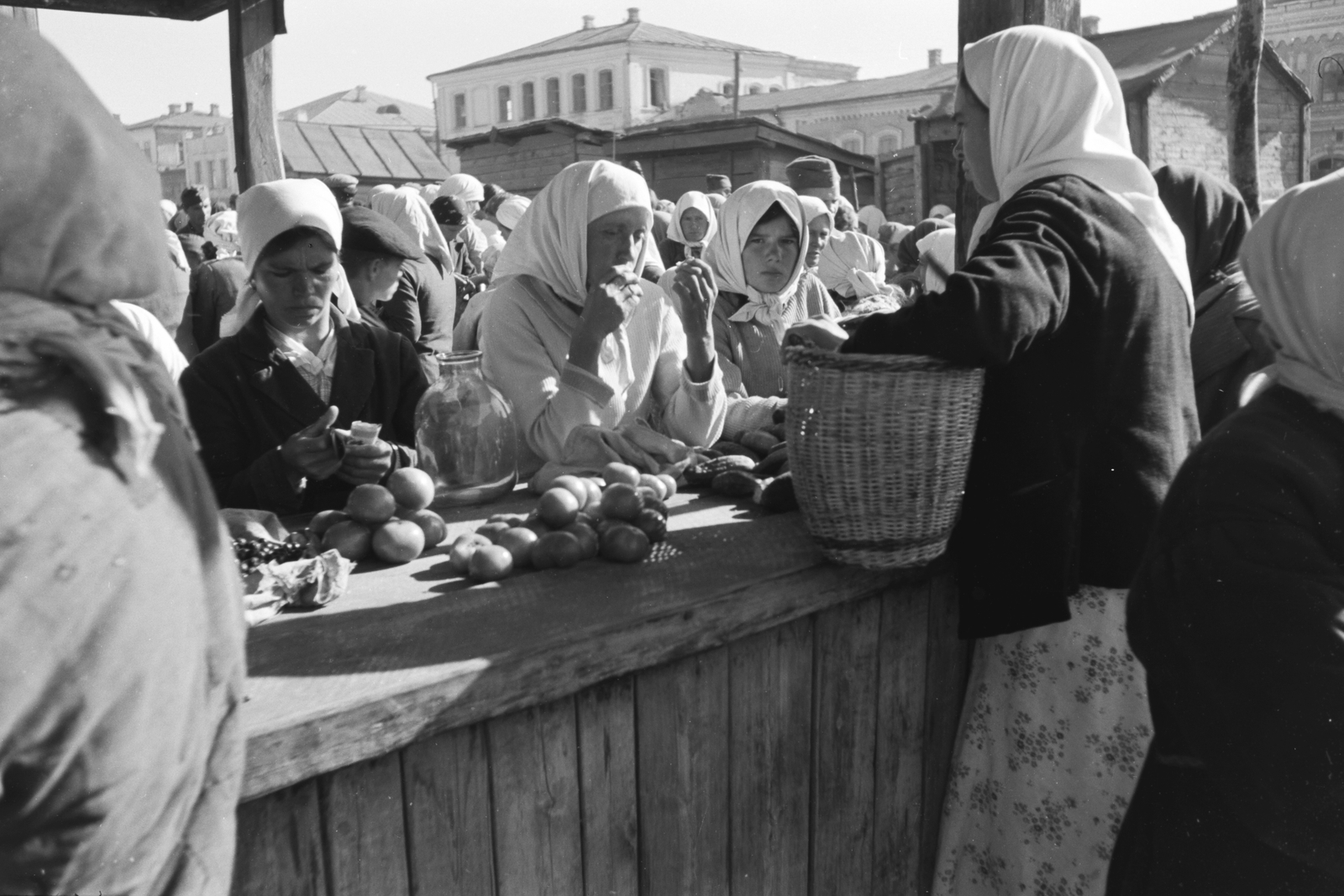 Oroszország, Alekszejevka, piac., 1942, Konok Tamás id, piac, fejkendő, Fortepan #43126