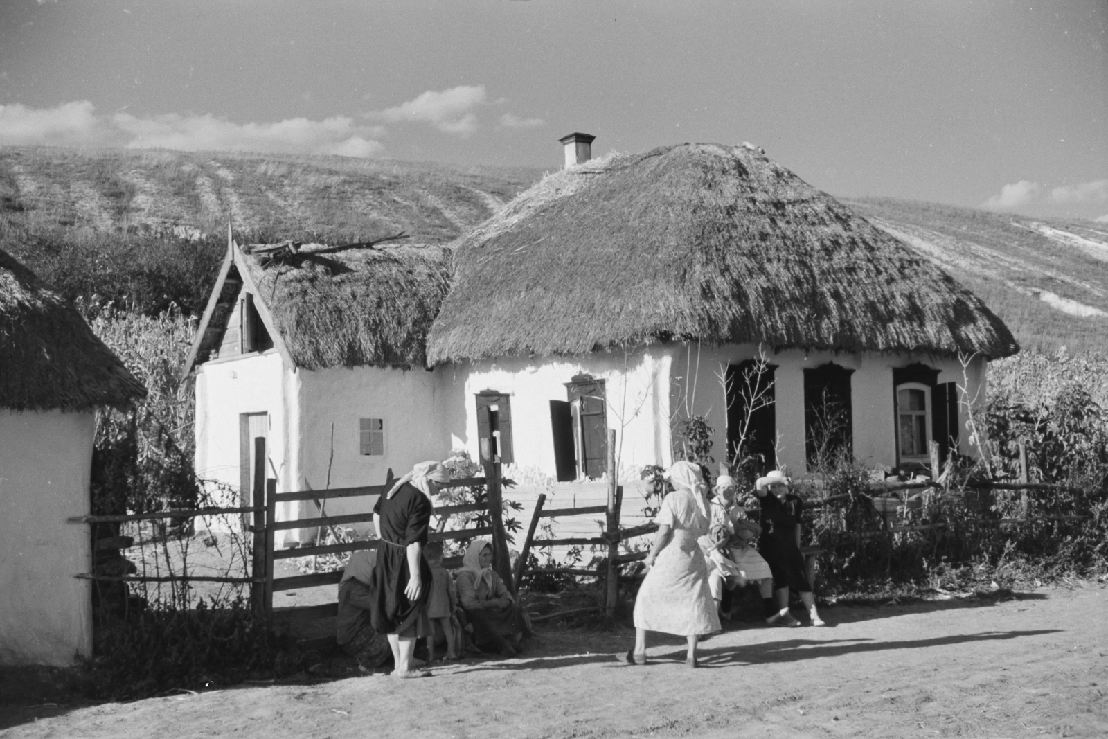 Russia, Koltunovka, 1942, Konok Tamás id, lath fence, thatched roof, headscarf, Fortepan #43135