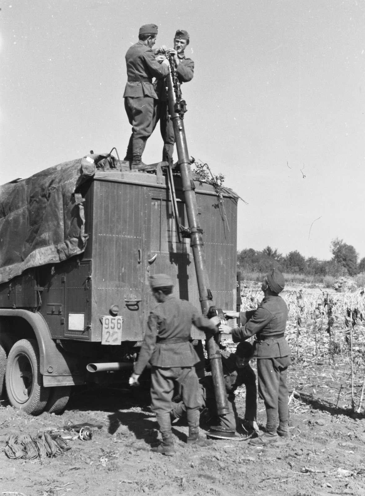 Híradó katonák antennaszerelés közben. Henschel 33 D1 (Kfz 72) típusú rádiós tehergépkocsi., 1941, Konok Tamás id, radio soldier, military number plate, Fortepan #43138