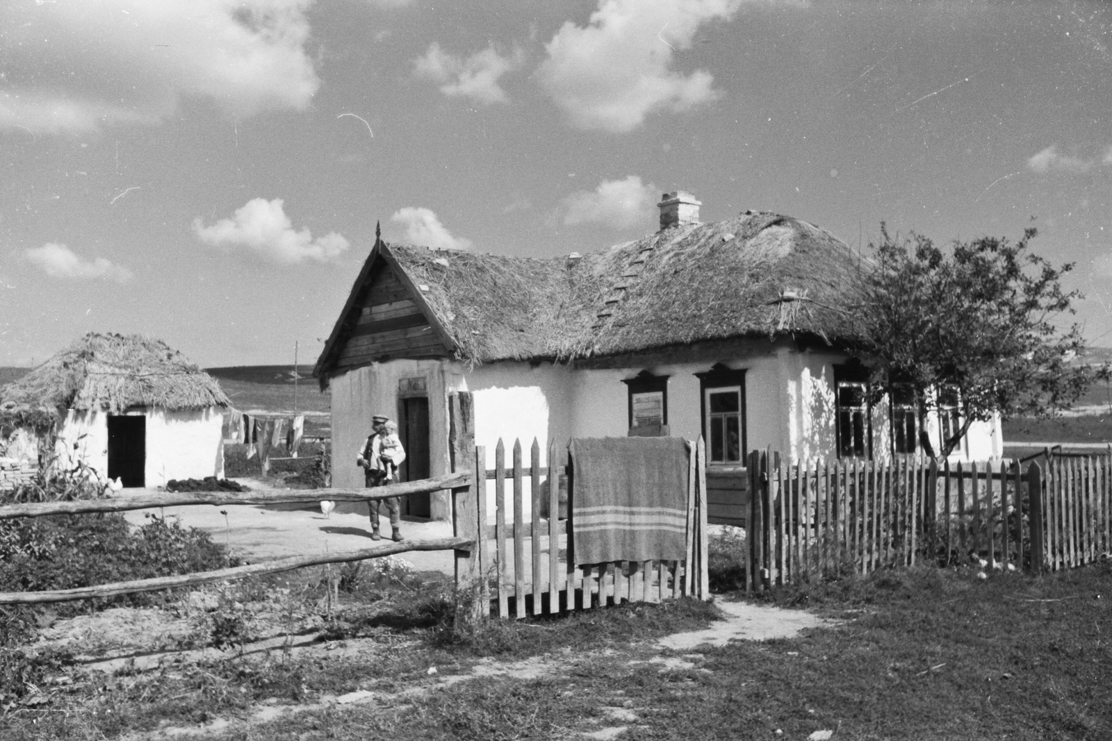 Russia, 1942, Konok Tamás id, Soviet Union, eastern front, second World War, lath fence, thatched roof, Fortepan #43142