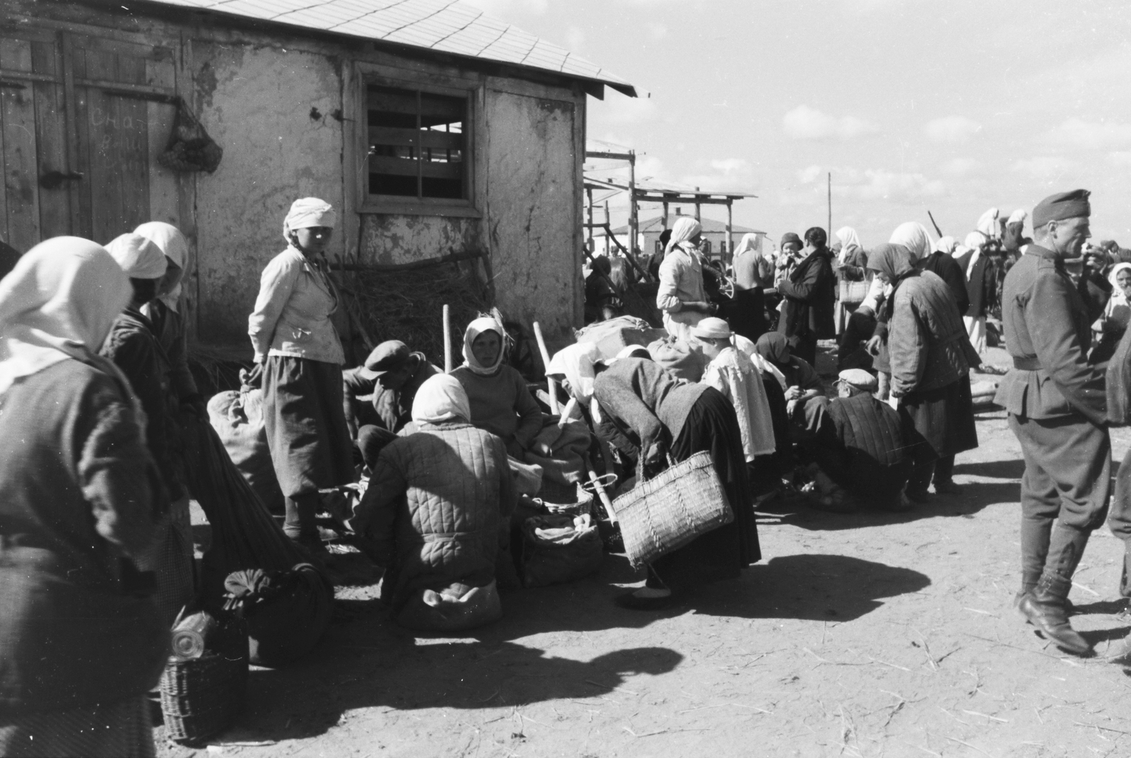 Russia, Alekseyevka, piac., 1942, Konok Tamás id, Soviet Union, eastern front, market, second World War, headscarf, Fortepan #43143