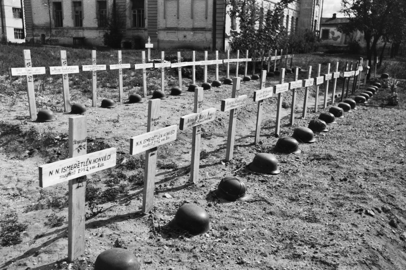 Russia, Alekseyevka, magyar katonai temető., 1942, Konok Tamás id, Soviet Union, eastern front, second World War, cemetery, helmet, war grave, Fortepan #43154