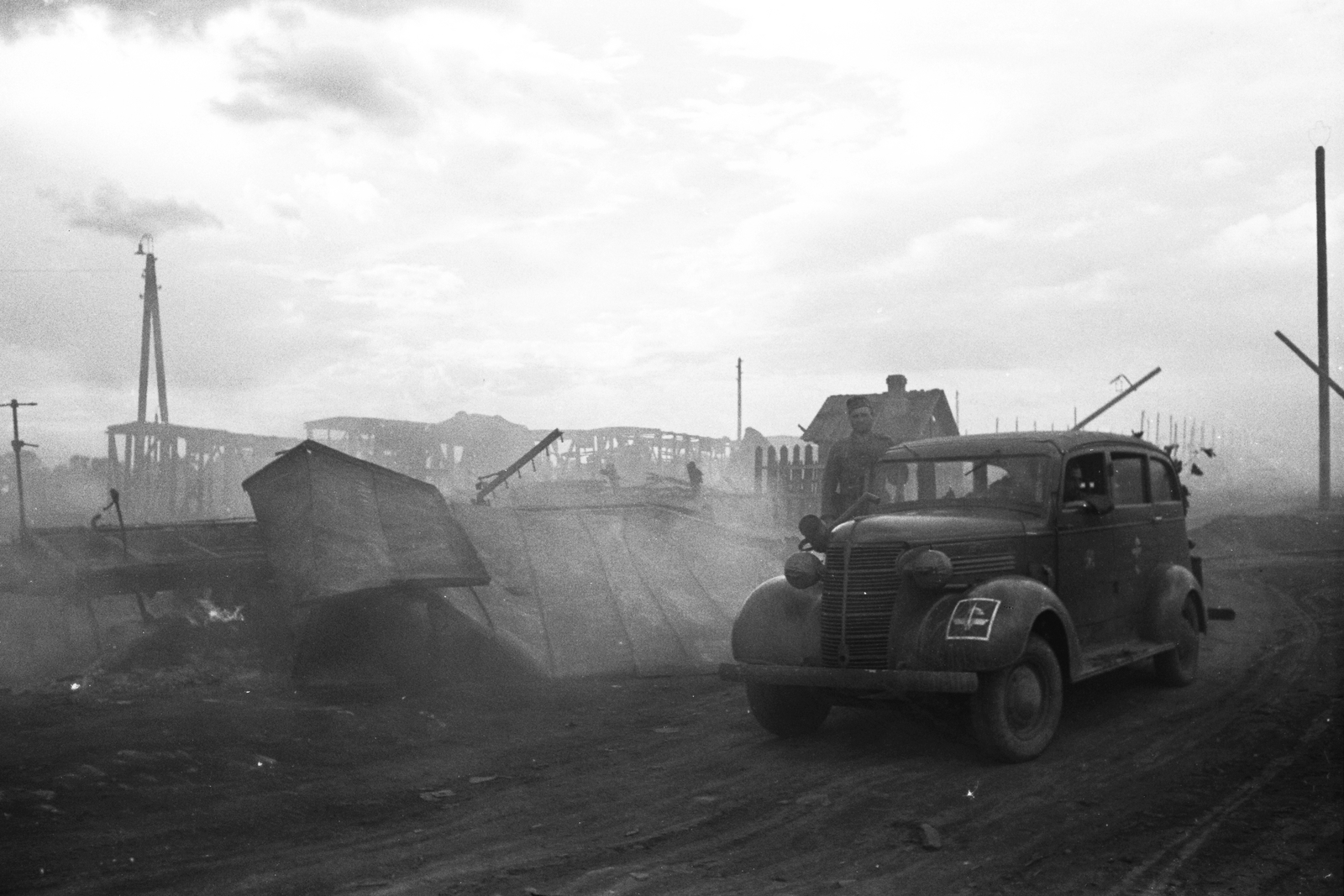 Russia, Stary Oskol, vasútállomás., 1942, Konok Tamás id, eastern front, railway, war damage, american brand, second World War, wreck, Chevrolet-brand, automobile, Fortepan #43175