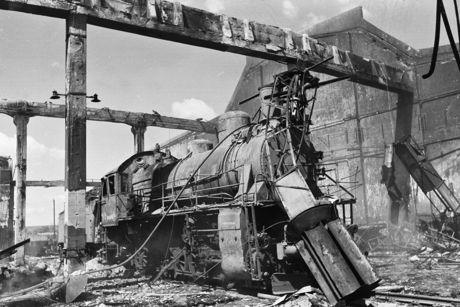 Russia, Stary Oskol, vasútállomás., 1942, Konok Tamás id, eastern front, steam locomotive, railway, second World War, wreck, Fortepan #43178