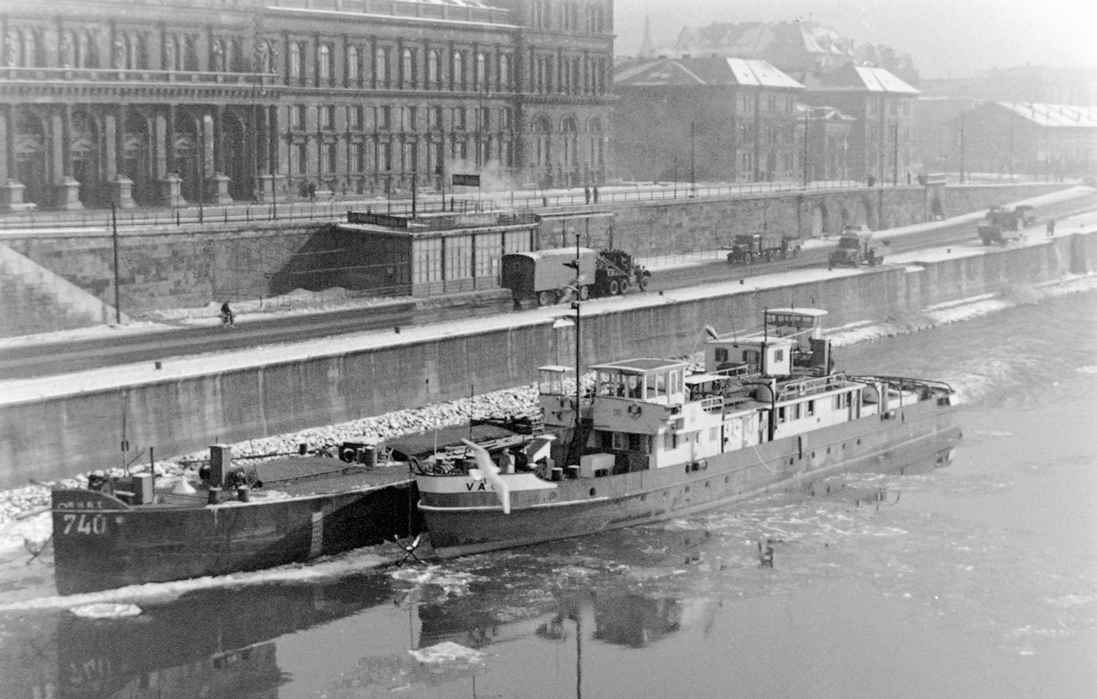 Hungary, Budapest IX., pesti alsó rakpart és a Matróz csárda a Szabadság hídról nézve. Háttérben a Marx Károly Közgazdaságtudományi Egyetem (később Corvinus Egyetem) épülete., 1958, Fortepan, ship, winter, commercial vehicle, barge, ice breaking, Vác ship, Budapest, tow truck, Fortepan #4318
