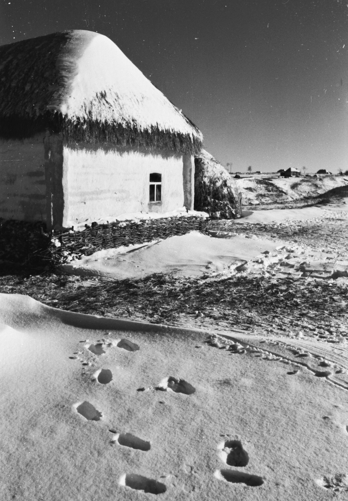 1942, Konok Tamás id, winter, snow, thatched roof, footprint, Fortepan #43181