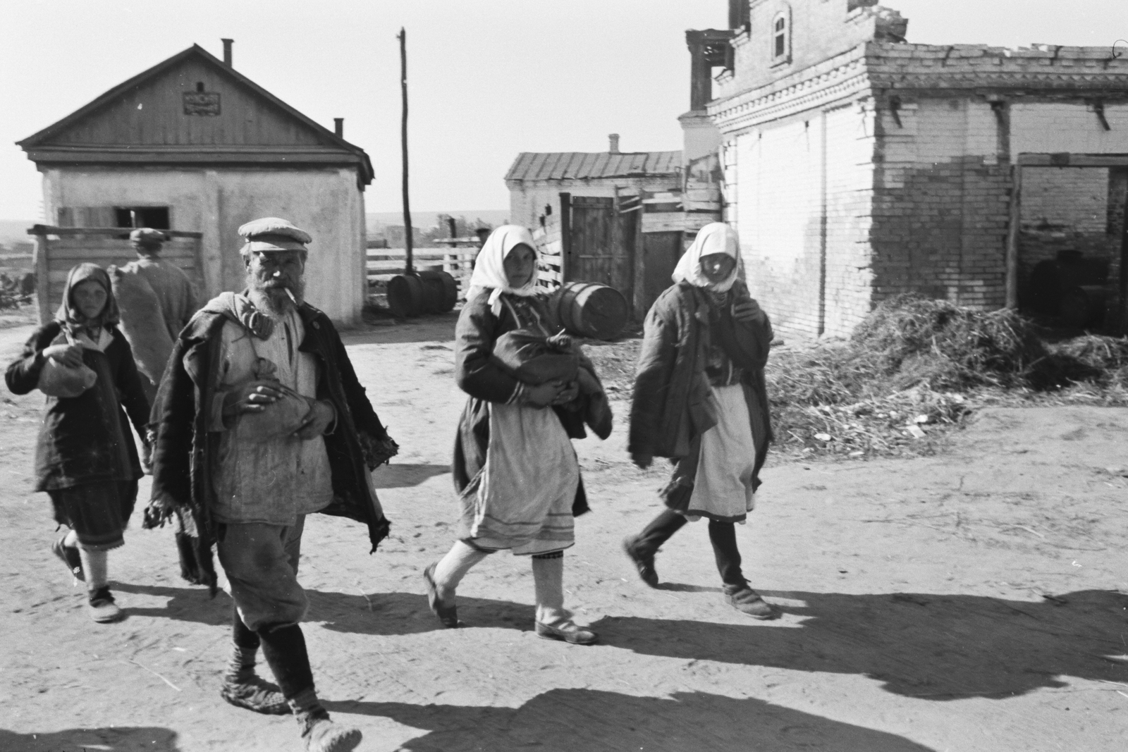 Russia, Alekseyevka, szemben hátul a tűztorony sarka., 1942, Konok Tamás id, Soviet Union, eastern front, second World War, headscarf, Fortepan #43183