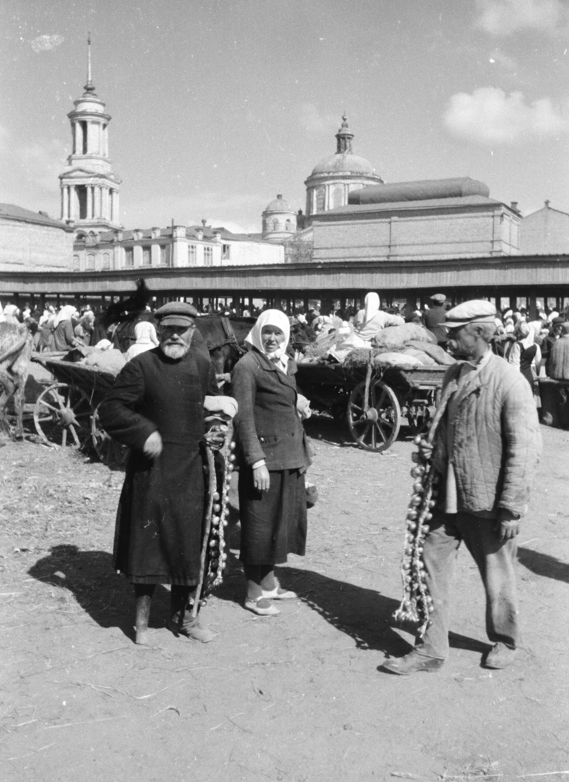 Russia, Alekseyevka, piac, háttérben a Szent Kereszt (Kresztovozdvizsenszkaja) templom., 1942, Konok Tamás id, Soviet Union, eastern front, church, market, Horse-drawn carriage, second World War, headscarf, Fortepan #43196