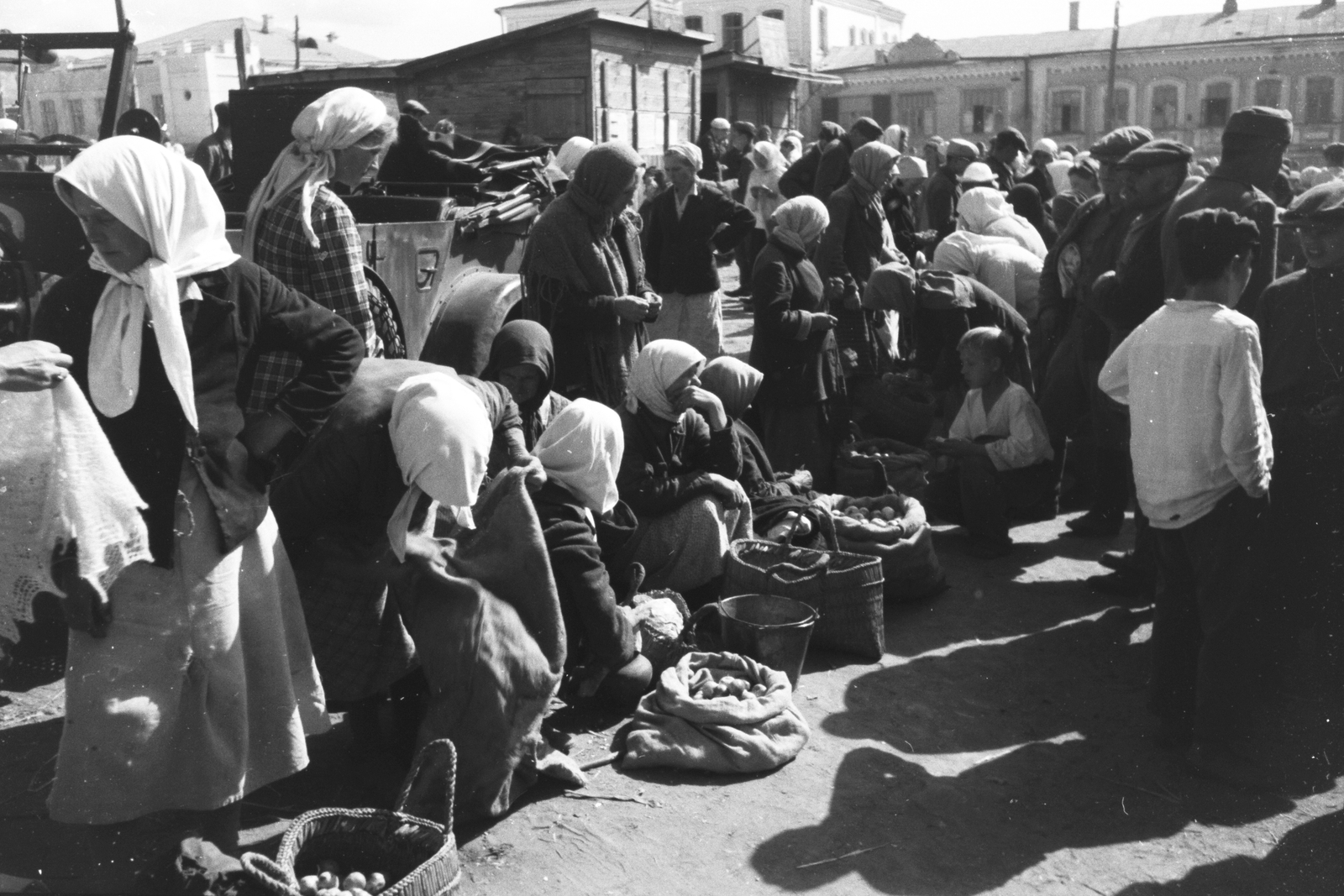 Russia, Alekseyevka, piac., 1942, Konok Tamás id, market, headscarf, Fortepan #43198