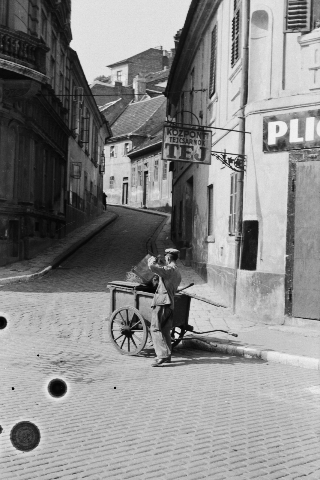 Hungary, Budapest I., Szalag utca a Corvin térről nézve., 1941, Konok Tamás id, sign-board, sweeper, Budapest, Fortepan #43203