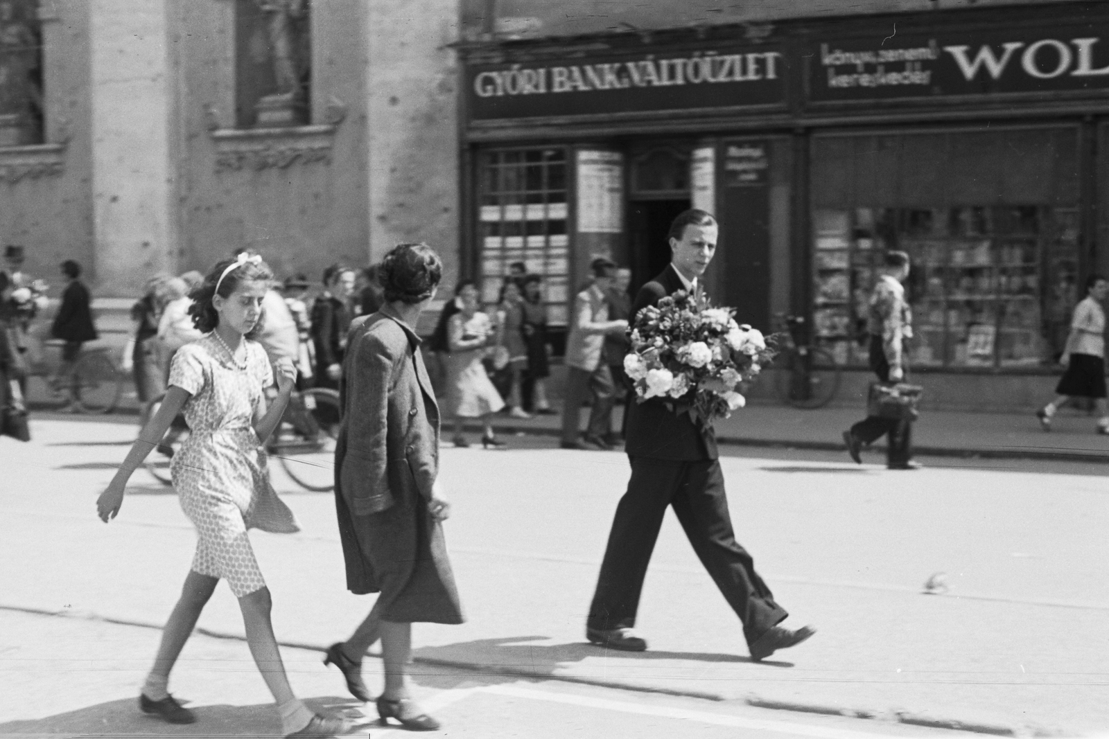 Hungary, Győr, Széchenyi tér, háttérben balra a Loyolai Szent Ignác bencés templom homlokzata. Ifj. Konok Tamás édesanyjával és húgával., 1948, Konok Tamás id, sign-board, street view, festive, flower, Fortepan #43205