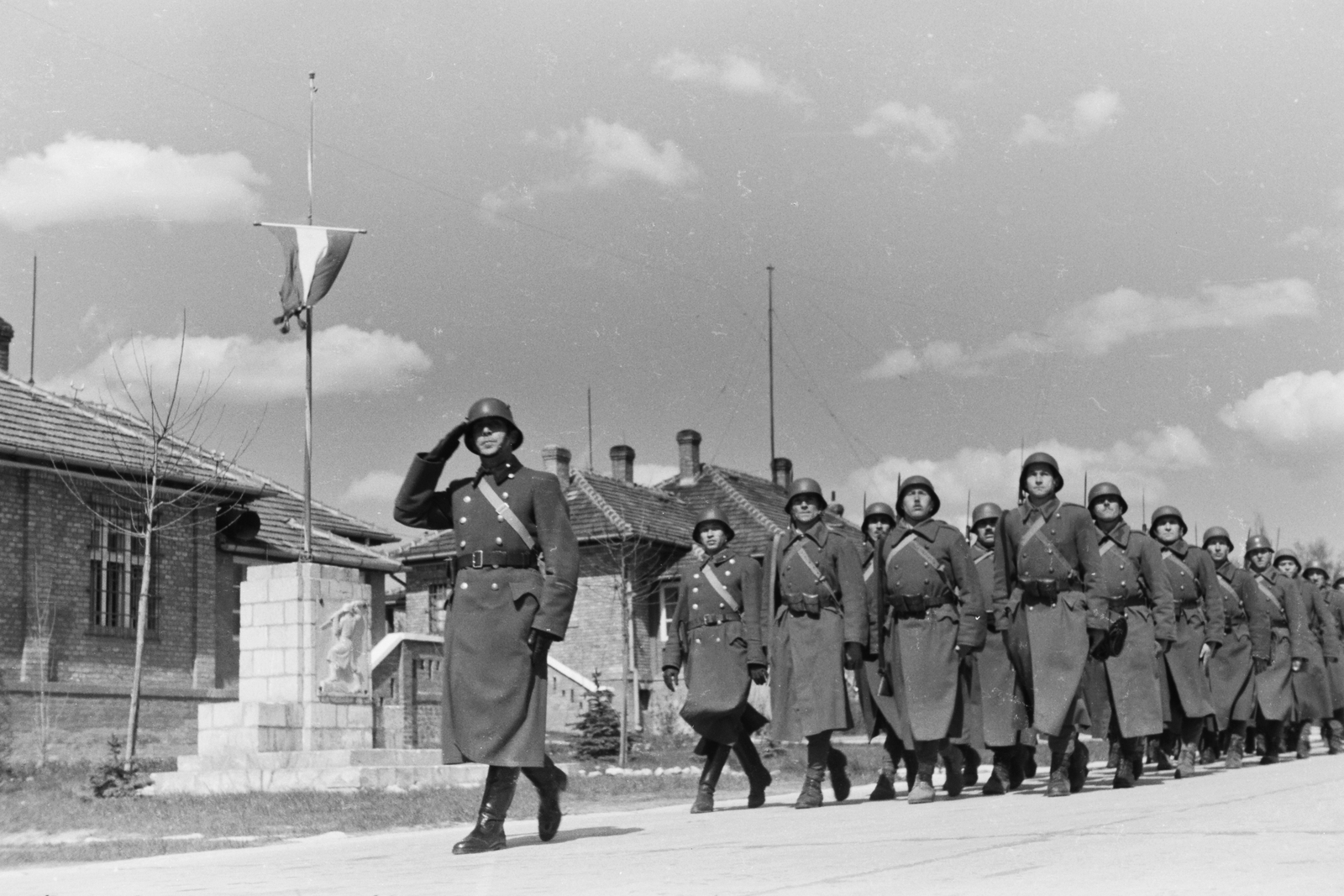 Magyarország, Budapest XXII., Budatétény, Gyöngyszem utca - Húr utca sarok, a Magyar Királyi Haditudósító század laktanyája, díszmenet., 1942, Konok Tamás id, katonaság, díszmenet, Budapest, Fortepan #43207