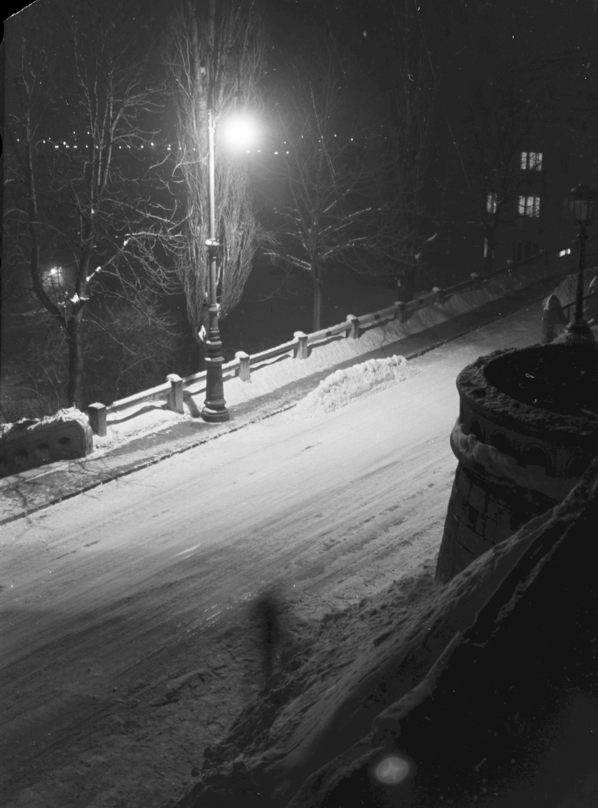 Hungary, Budapest I., Hunyadi János út a Halászbástyáról nézve., 1940, Konok Tamás id, winter, snow, light, night, lamp post, Budapest, Fortepan #43210