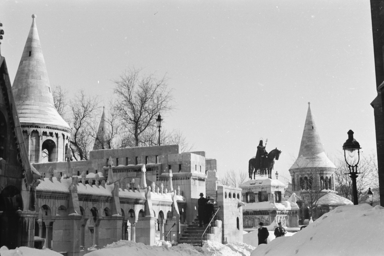 Hungary, Halászbástya, Budapest I., Szent István szobra (Stróbl Alajos, 1906.)., 1940, Konok Tamás id, winter, snow, Frigyes Schulek-design, horse sculpture, Saint Stephen I-portrayal, Budapest, Fortepan #43214
