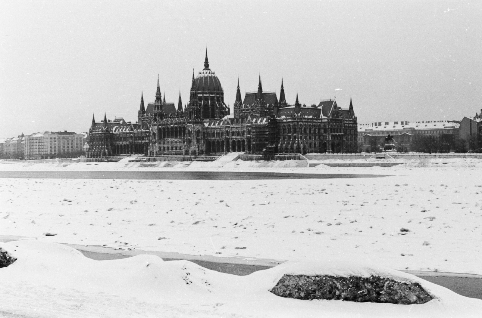 Hungary, Budapest II.,Budapest V., budai alsó rakpart, a zajló Duna túlpartján az Országház., 1941, Konok Tamás id, winter, Imre Steindl-design, parliament, Neo-Gothic-style, ice breaking, eclectic architecture, Budapest, Fortepan #43216
