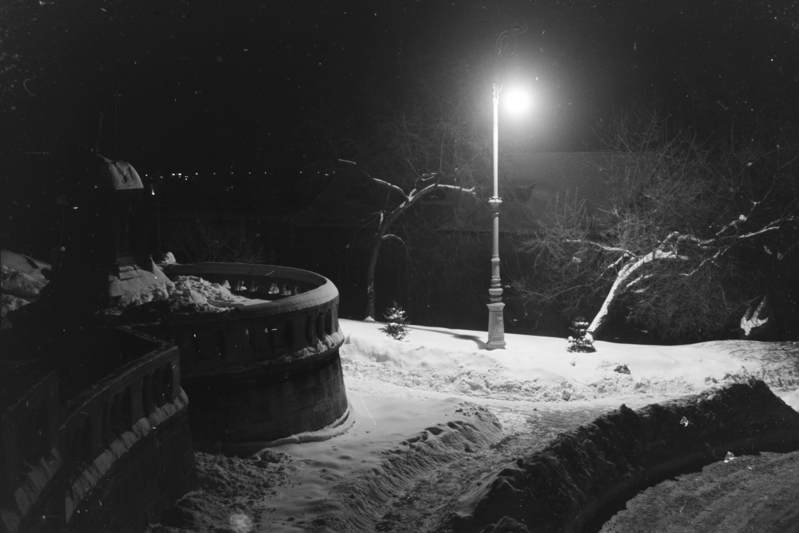 Hungary, Víziváros, Budapest I., Hunyadi János út, hajtűkanyar a Hunyadi szobornál., 1940, Konok Tamás id, winter, snow, light, Budapest, Fortepan #43220