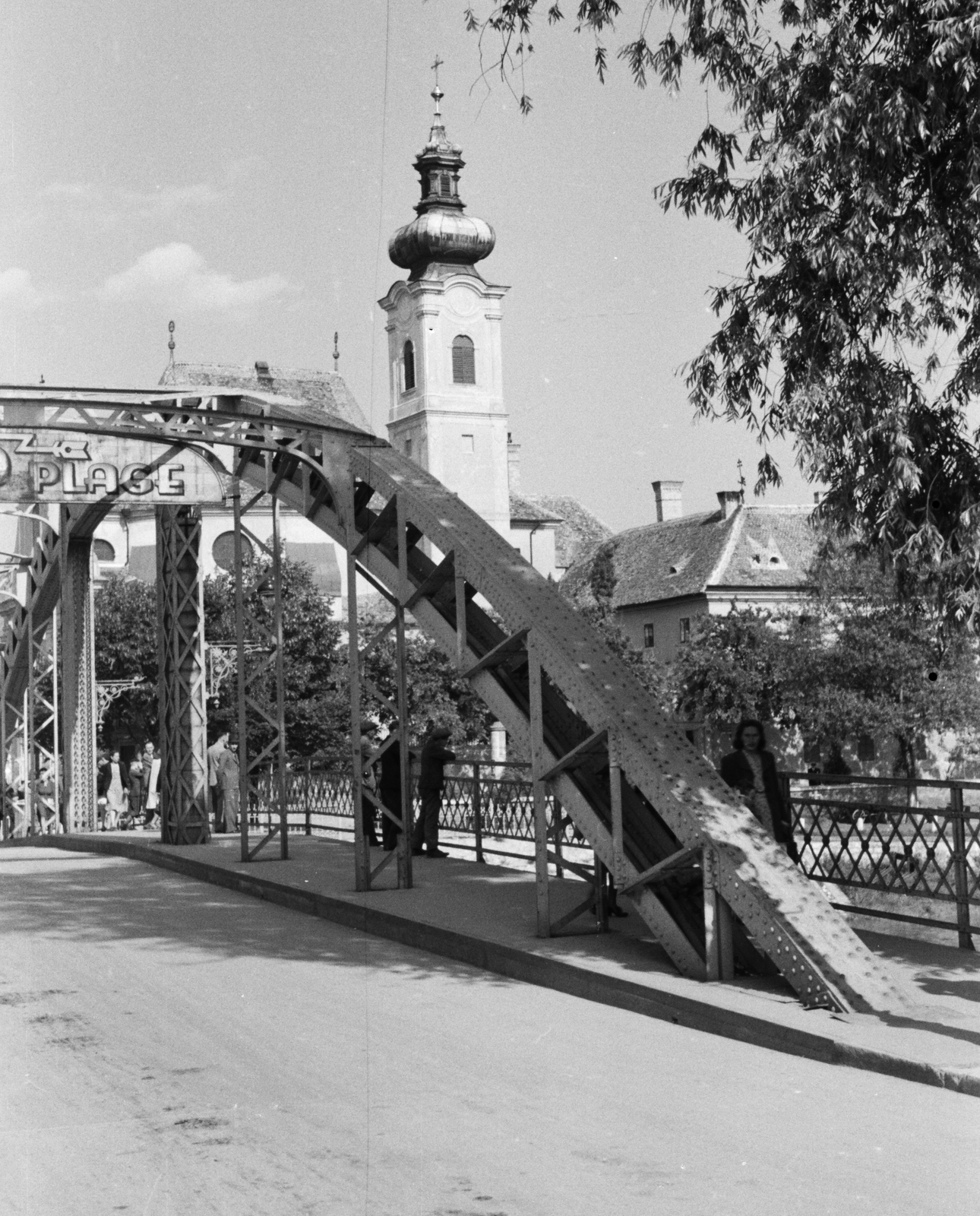 Hungary, Győr, Kettős híd a Rába folyó felett a Bécsi kapu (Erzsébet) tér és a Radó-sziget között, háttérben a Karmelita templom., 1943, Konok Tamás id, bridge, Baroque-style, Carmelites, Fortepan #43227