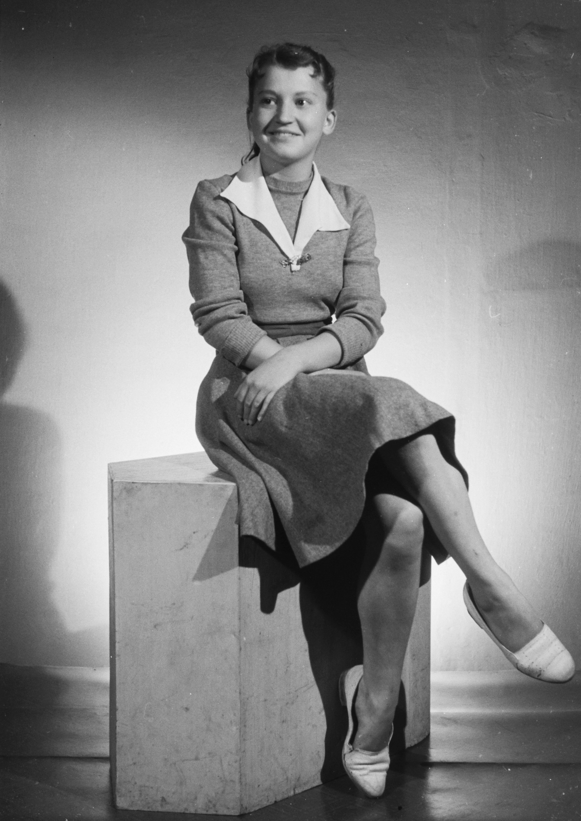Hungary, Győr, Konok Tamás műtermében készült a felvétel., 1950, Konok Tamás id, portrait, studio, lady, leg over leg, sitting, half-smile, Fortepan #43229
