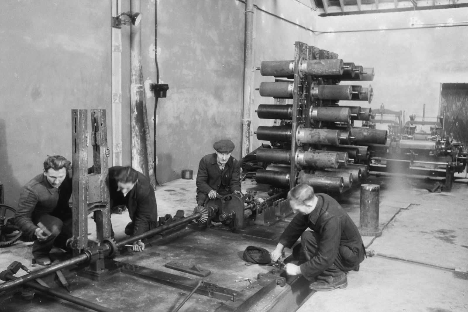 Hungary, Győr, Tihanyi Árpád út (Régi posta utca) 23., Richards Richárd Győri Finomposztógyár., 1948, Konok Tamás id, factory, genre painting, worker, man, work, machine, Fortepan #43234