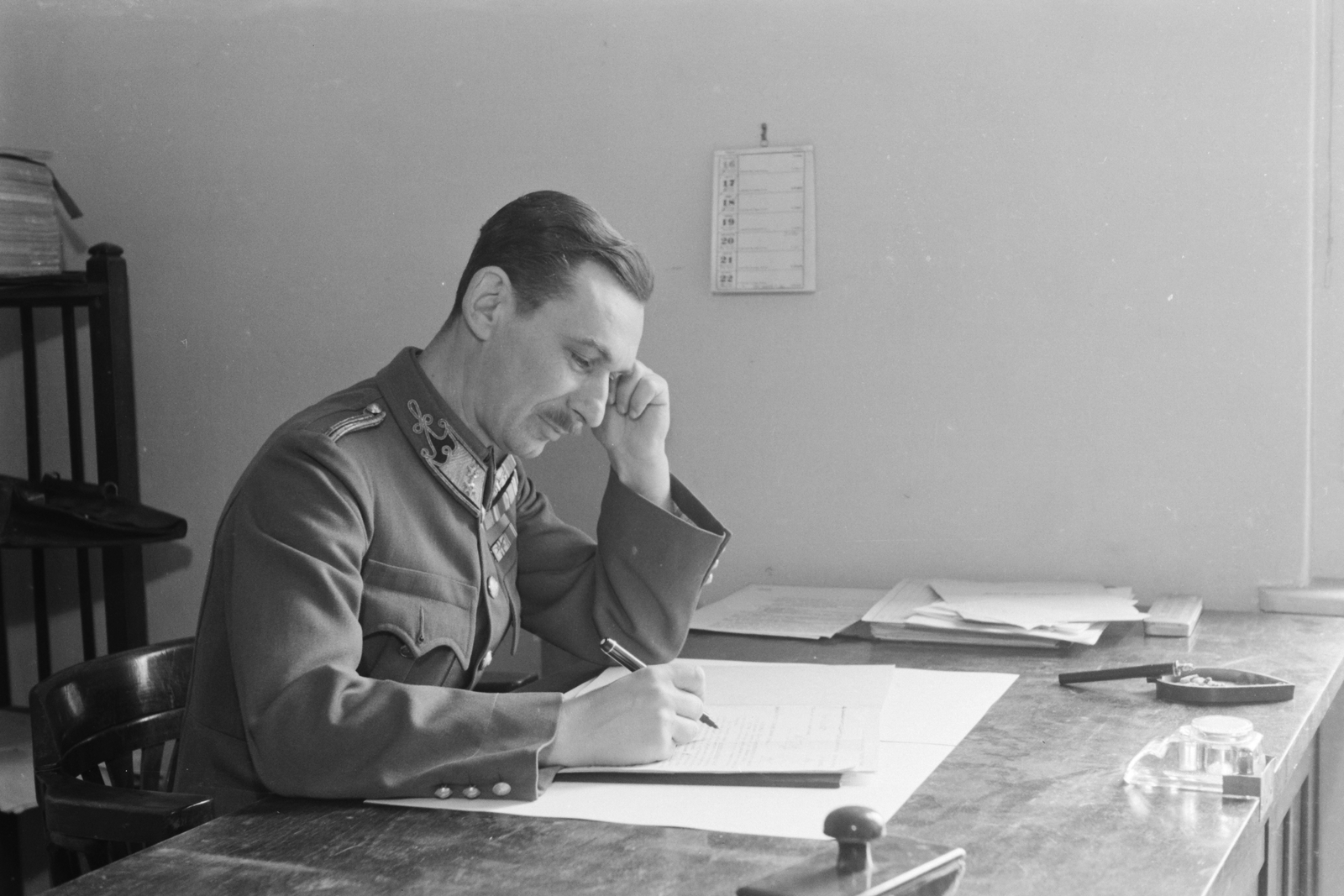 1943, Konok Tamás id, office, desk, officer, prop up the head, Fortepan #43243