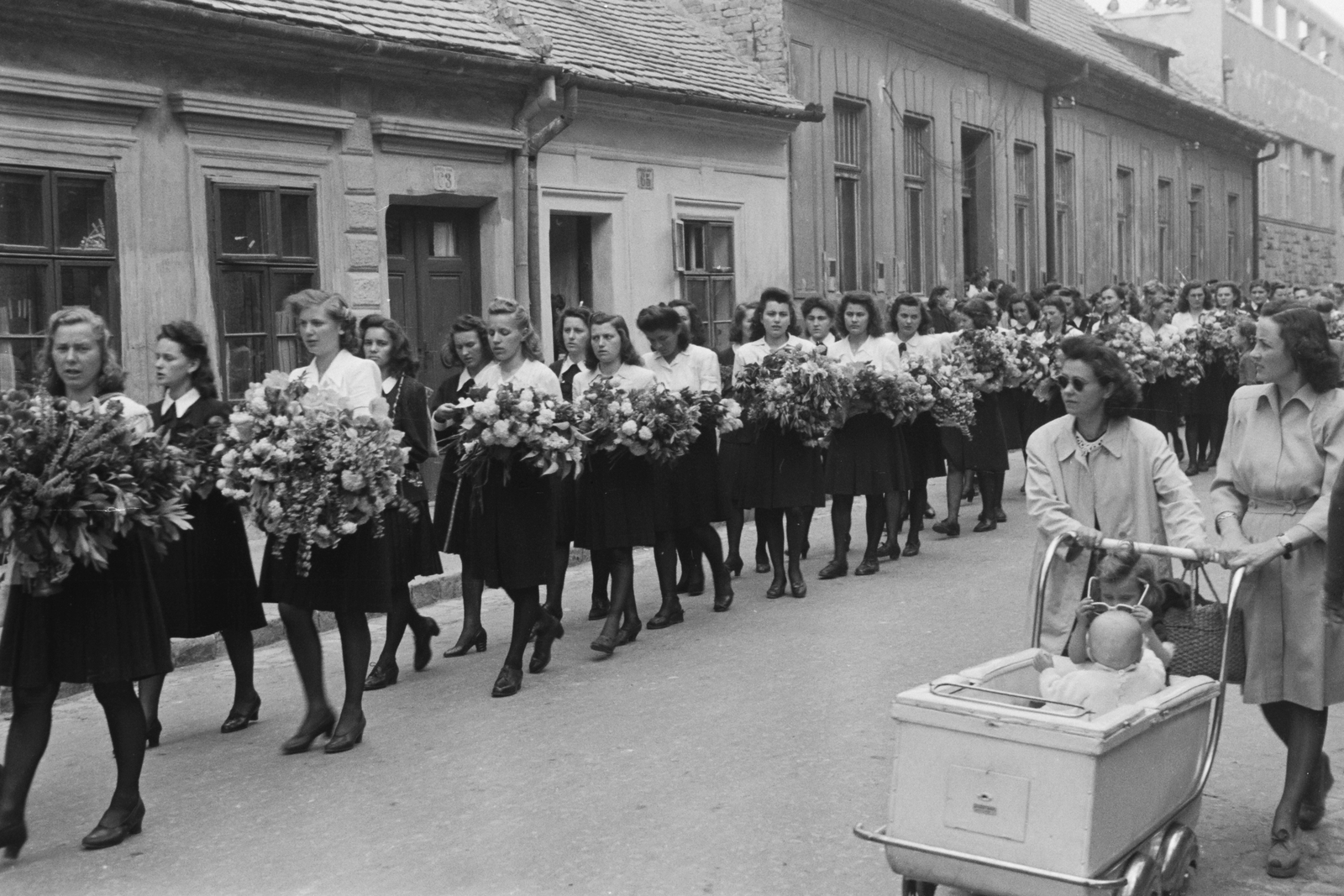 Hungary, Győr, Bástya utca az Új kapu utca felé nézve, ballagás., 1943, Konok Tamás id, baby carriage, festive, Fortepan #43247