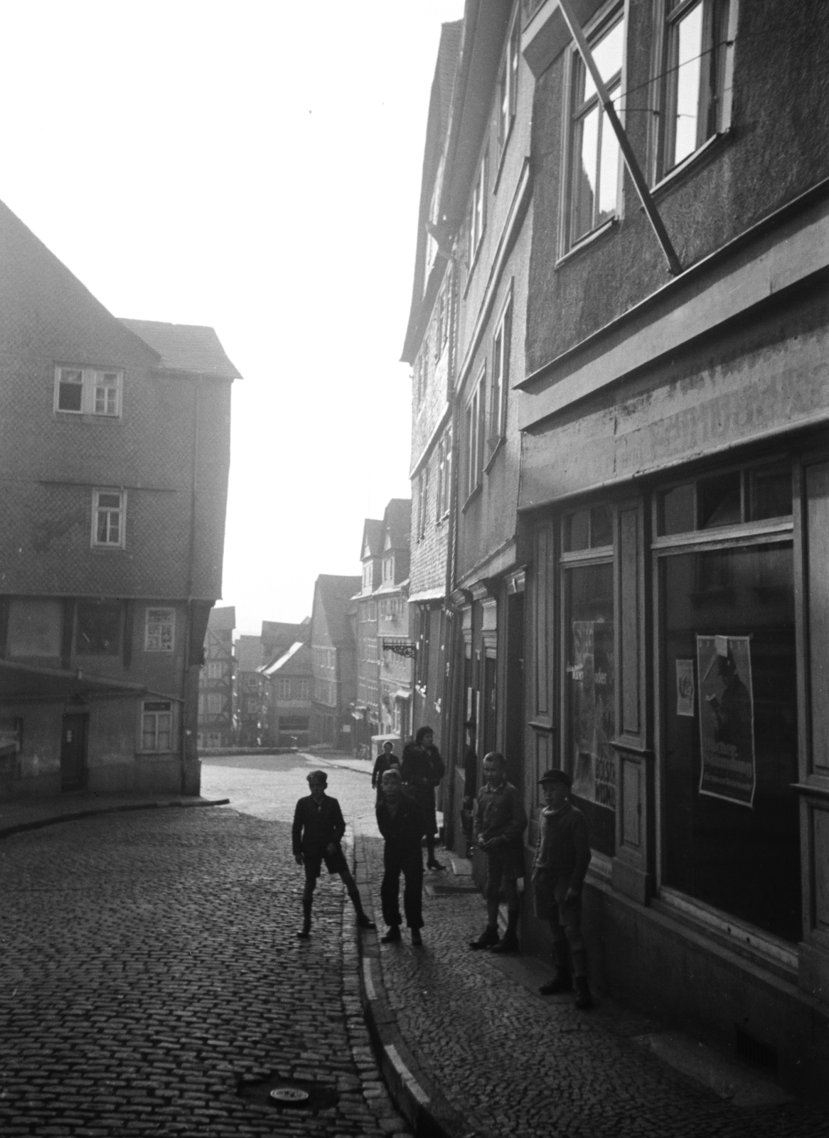 Germany, Wetzlar, az Obertorstrasse-ról a Kornmarkt irányába nézve., 1942, Konok Tamás id, Show window, poster, cobblestones, Fortepan #43252