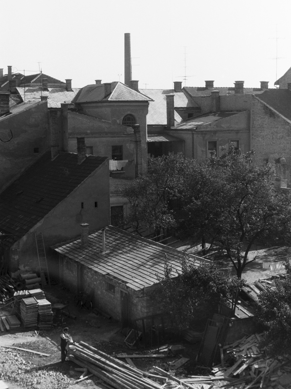 Hungary, Győr, kilátás id. Konok Tamás lakásából (Árpád út 14. II. em.) a Szent István (Sztálin) út 15. és 17. udvarára., 1949, Konok Tamás id, roof, chimney, Fortepan #43255