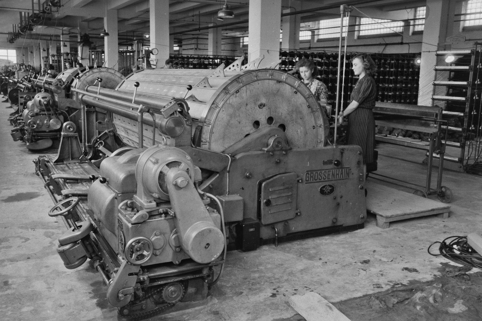 Hungary, Győr, Tihanyi Árpád út (Régi posta utca) 23., Richards Richárd Győri Finomposztógyár., 1948, Konok Tamás id, portrait, factory, women, textile industry, work, sectional warper, Grossenhain-brand, Fortepan #43301