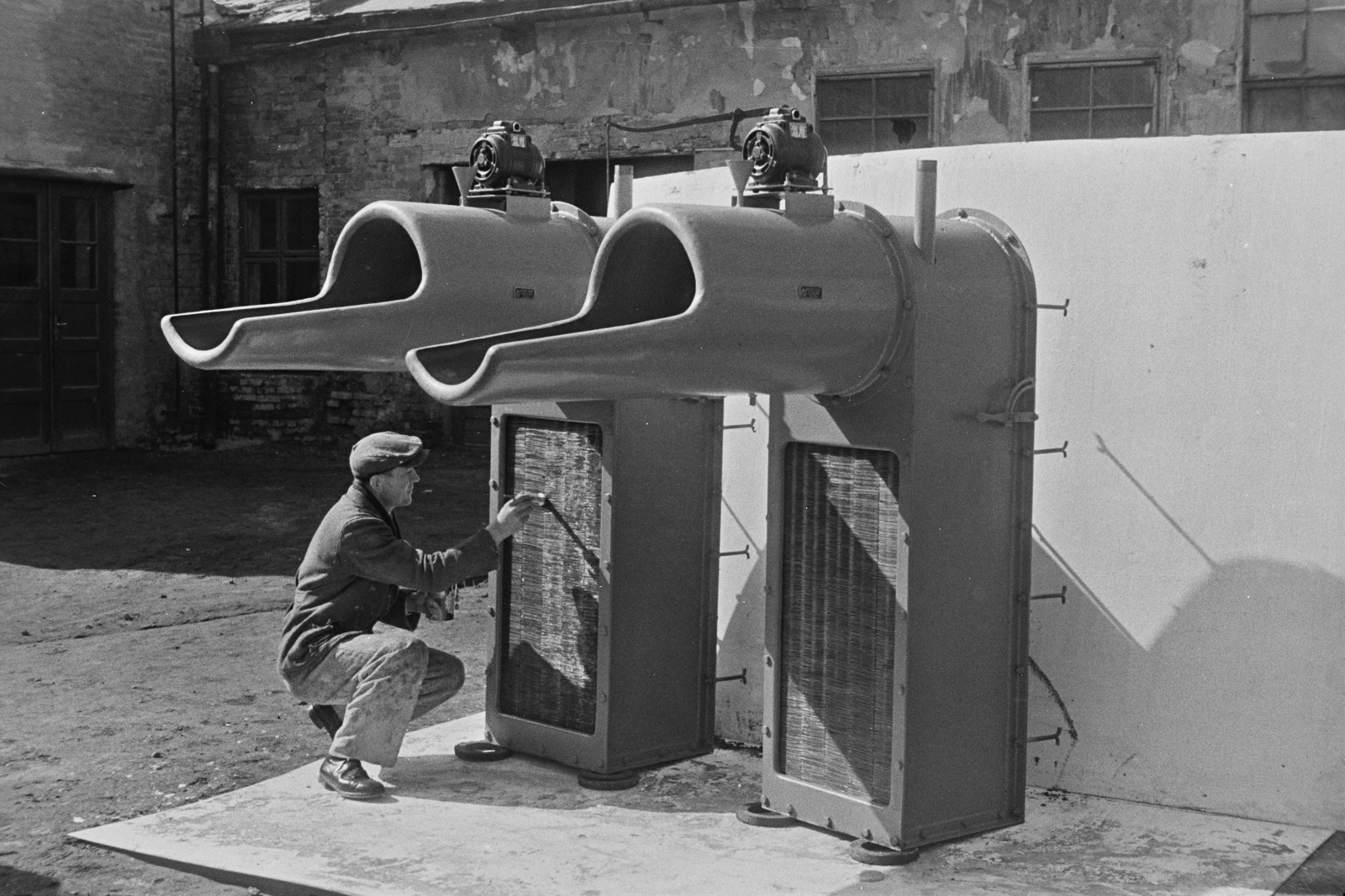 Hungary, Győr, Tihanyi Árpád út (Régi posta utca) 23., Richards Richárd Győri Finomposztógyár., 1948, Konok Tamás id, portrait, yard, worker, man, work, decorating, Fortepan #43307