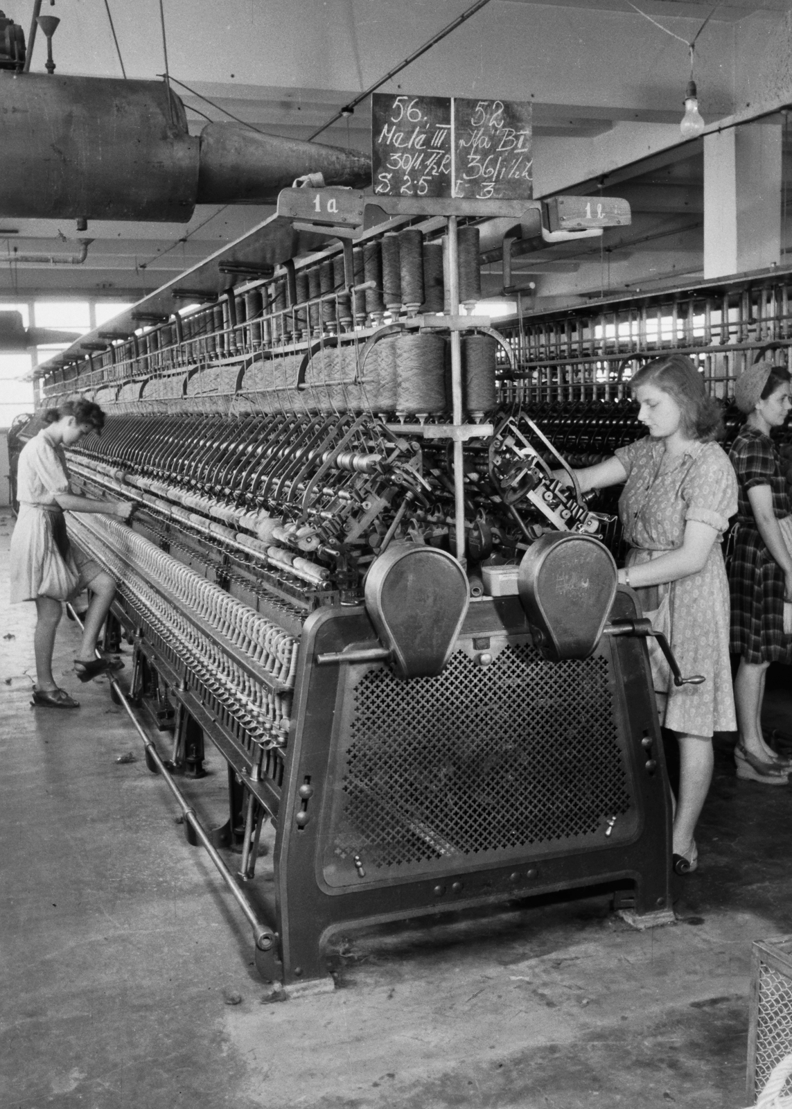 Hungary, Győr, Tihanyi Árpád út (Régi posta utca) 23., Richards Richárd Győri Finomposztógyár., 1948, Konok Tamás id, factory, women, genre painting, textile industry, work, working woman, work competition, reinforced concrete slab, Fortepan #43310