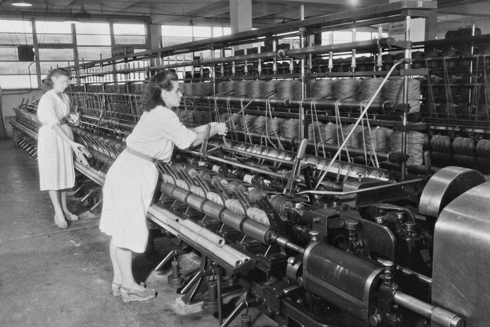 Hungary, Győr, Tihanyi Árpád út (Régi posta utca) 23., Richards Richárd Győri Finomposztógyár., 1948, Konok Tamás id, portrait, factory, genre painting, textile industry, work, woman, working woman, work competition, slubber machine, Fortepan #43312