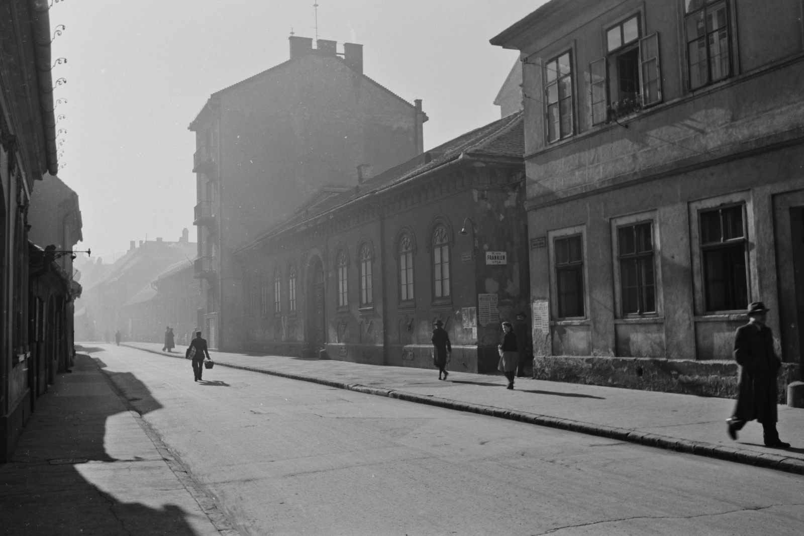 Hungary, Víziváros, Budapest I., Iskola utca a Franklin utcától a Corvin tér felé nézve., 1940, Konok Tamás id, sunshine, street view, genre painting, street name sign, Budapest, Fortepan #43313