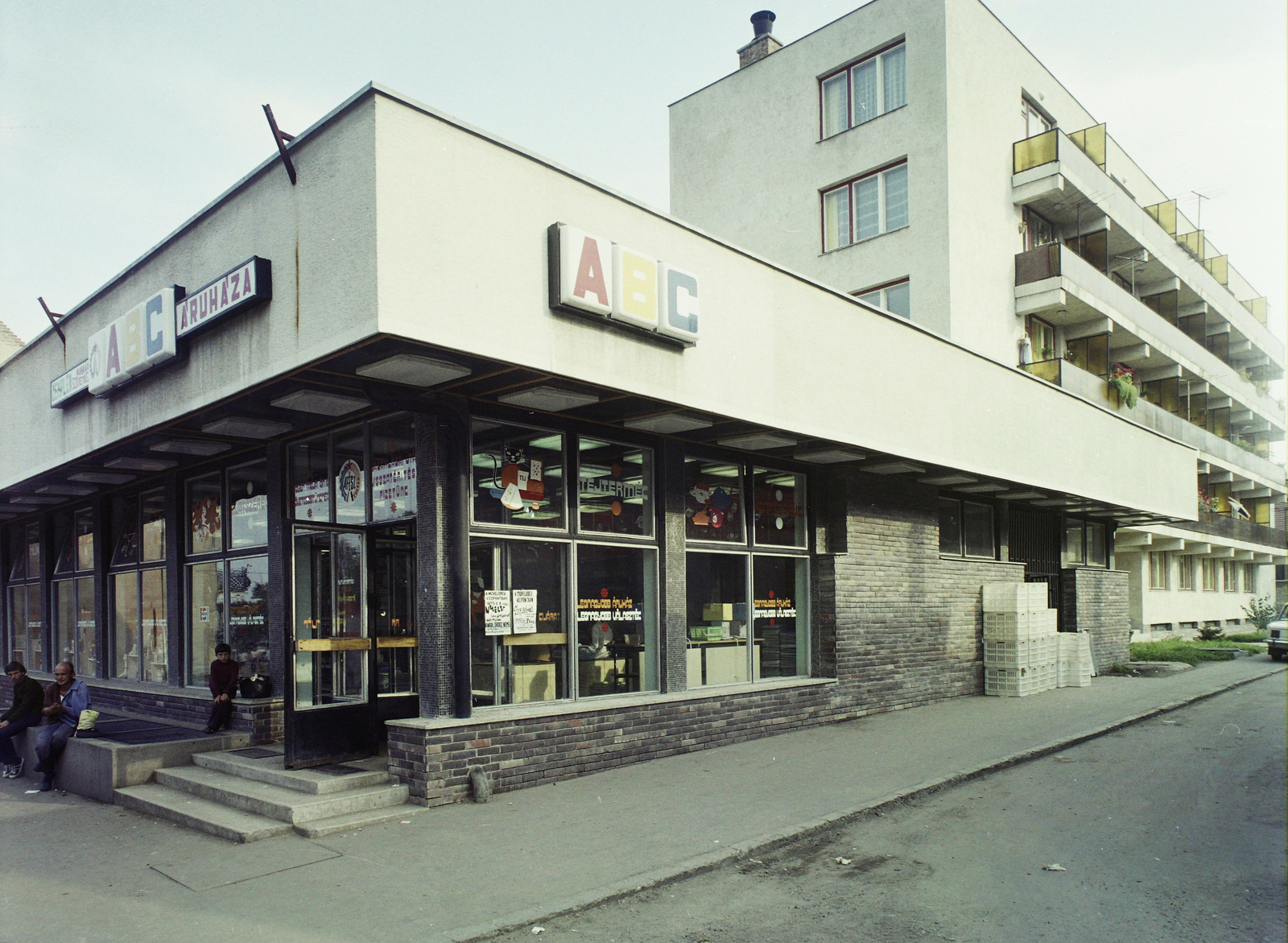 Hungary, Sátoraljaújhely, Rákóczi utca, "Vasvágó" ABC., 1975, Kádas Tibor, colorful, shop, sign-board, man, woman, Fortepan #4332