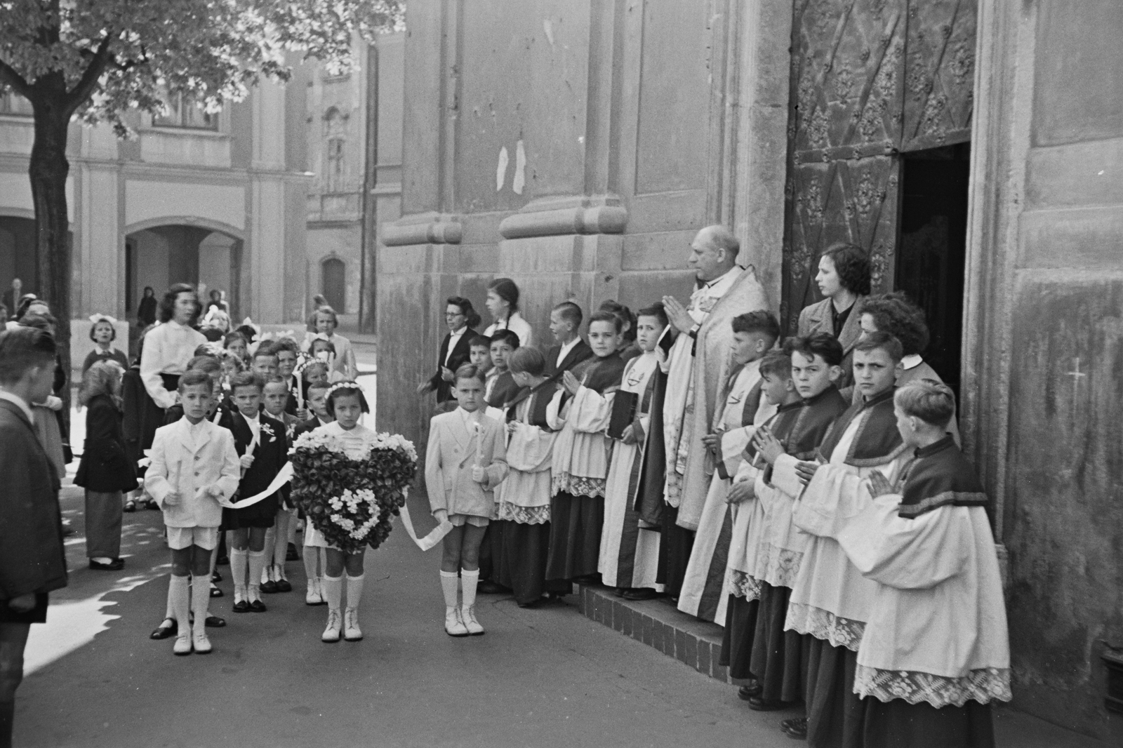 Magyarország, Győr, Bécsi kapu (Erzsébet) tér, Karmelita templom, elsőáldozók., 1955, Konok Tamás id, vallás, gyermek, templom, pap, elsőáldozás, katolikus, ministráns, Kármeliták, Fortepan #43330