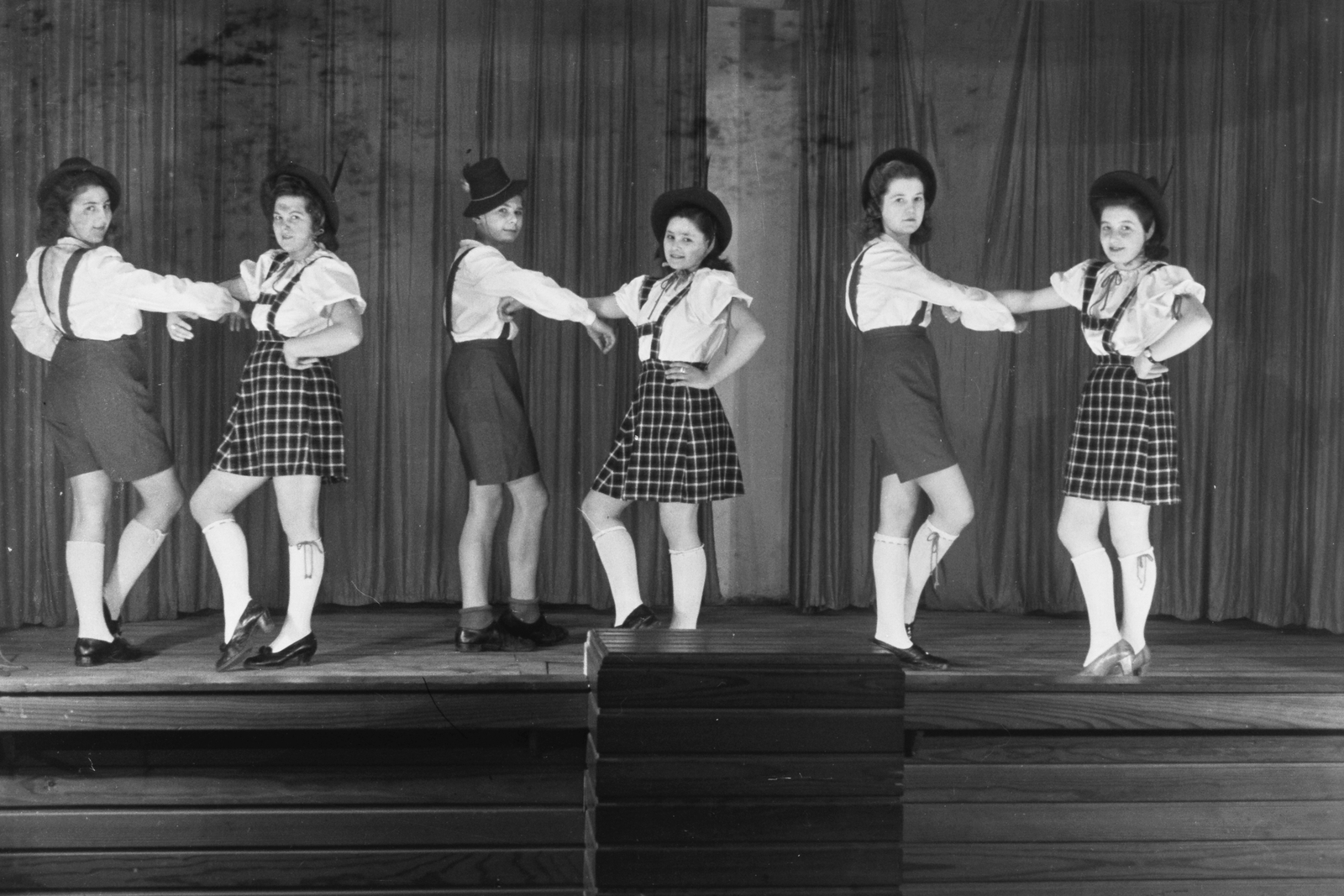 Hungary, Győr, Tihanyi Árpád út (Régi posta utca) 23., a Richards Richárd Győri Finomposztógyár kultúrháza., 1948, Konok Tamás id, stage, women, New Year's Eve, play, cross-dressing, dance, Fortepan #43338