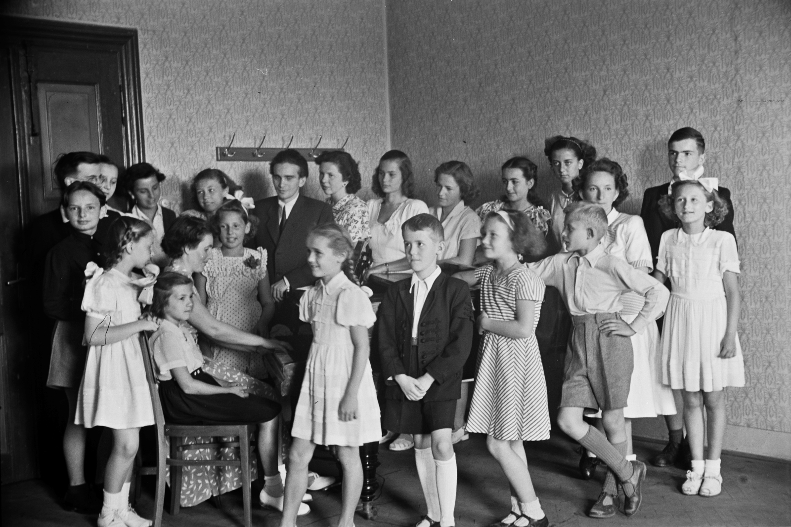 1946, Konok Tamás id, csoportkép, gyerekek, zongora, Fortepan #43355